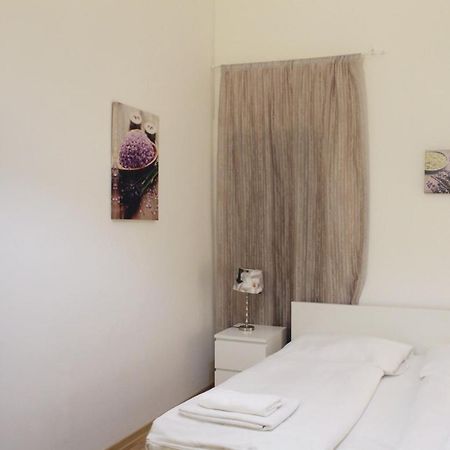 Modern Apartment Ve Smeckach 28 Прага Екстериор снимка