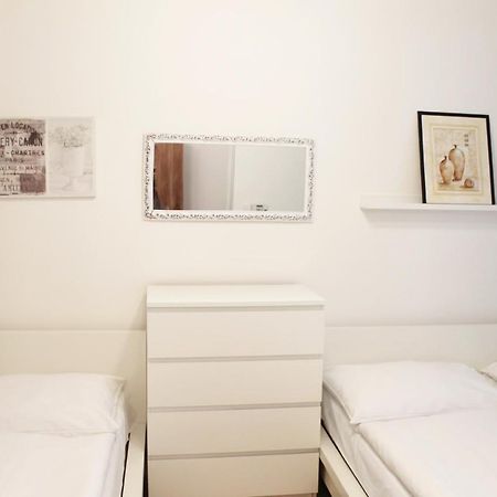 Modern Apartment Ve Smeckach 28 Прага Екстериор снимка