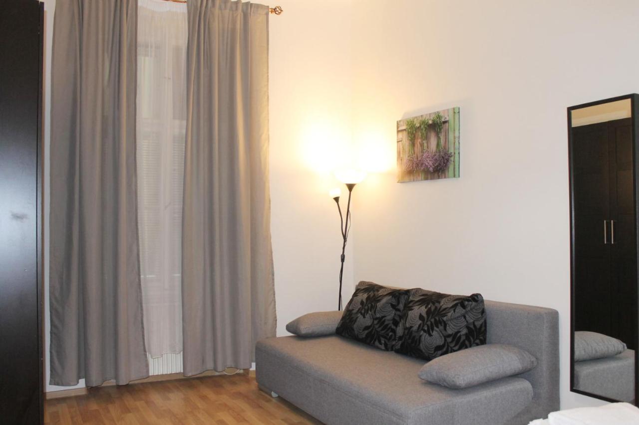 Modern Apartment Ve Smeckach 28 Прага Екстериор снимка