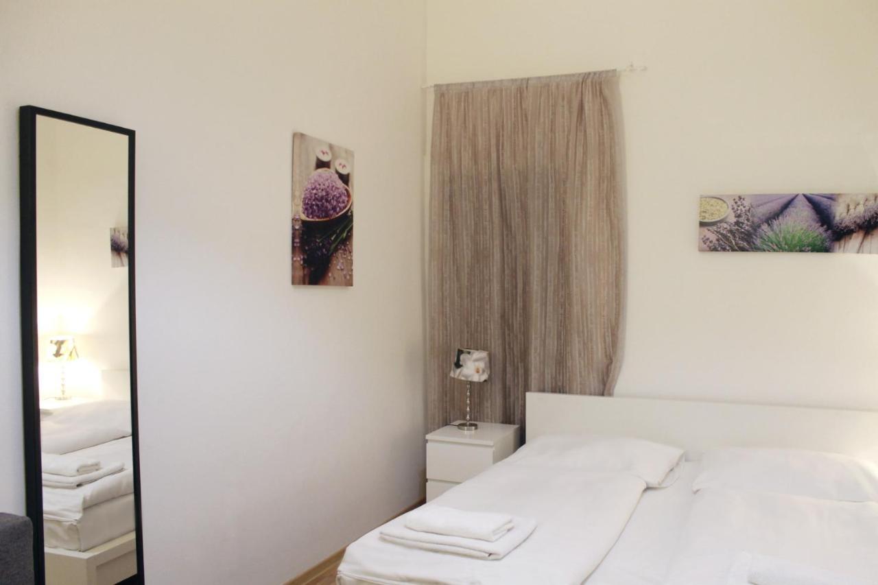 Modern Apartment Ve Smeckach 28 Прага Екстериор снимка