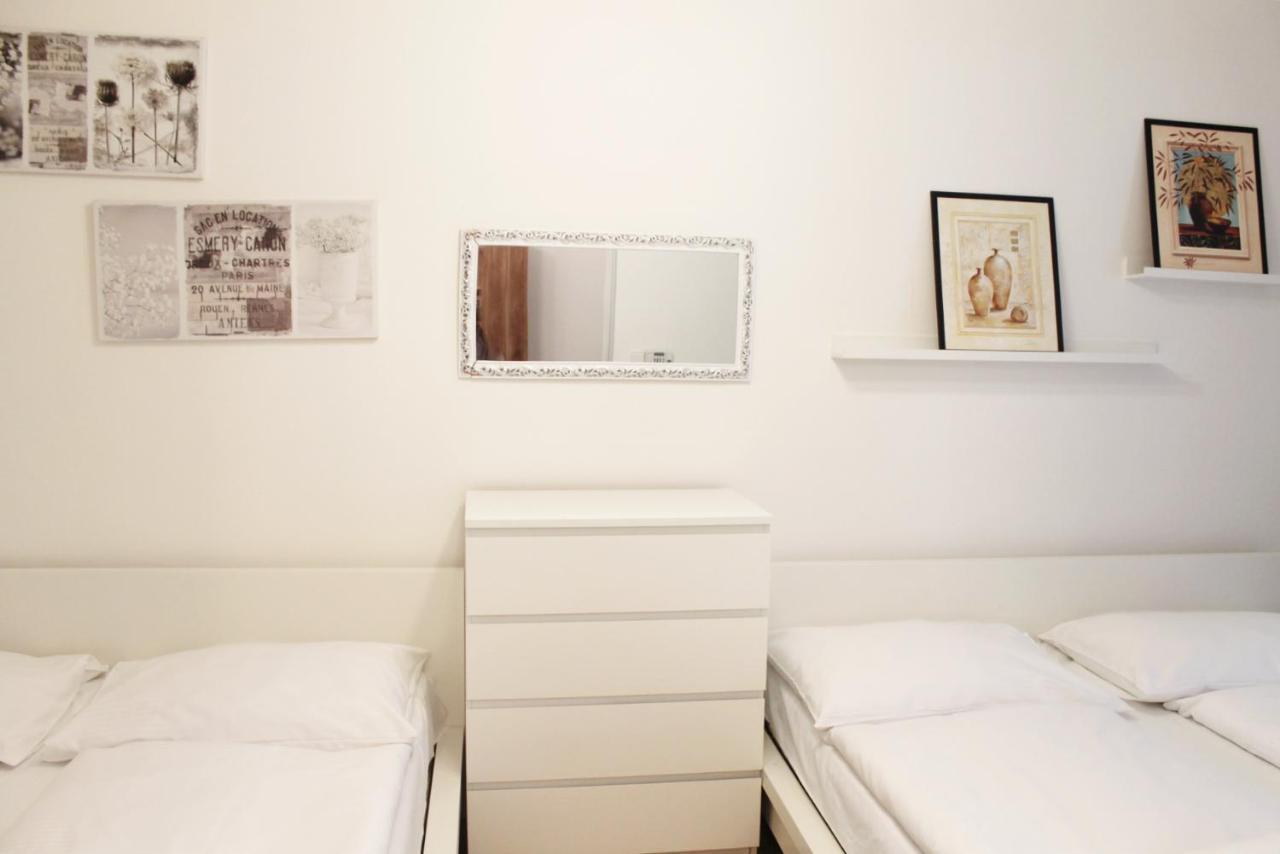 Modern Apartment Ve Smeckach 28 Прага Екстериор снимка