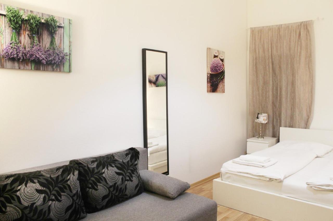 Modern Apartment Ve Smeckach 28 Прага Екстериор снимка