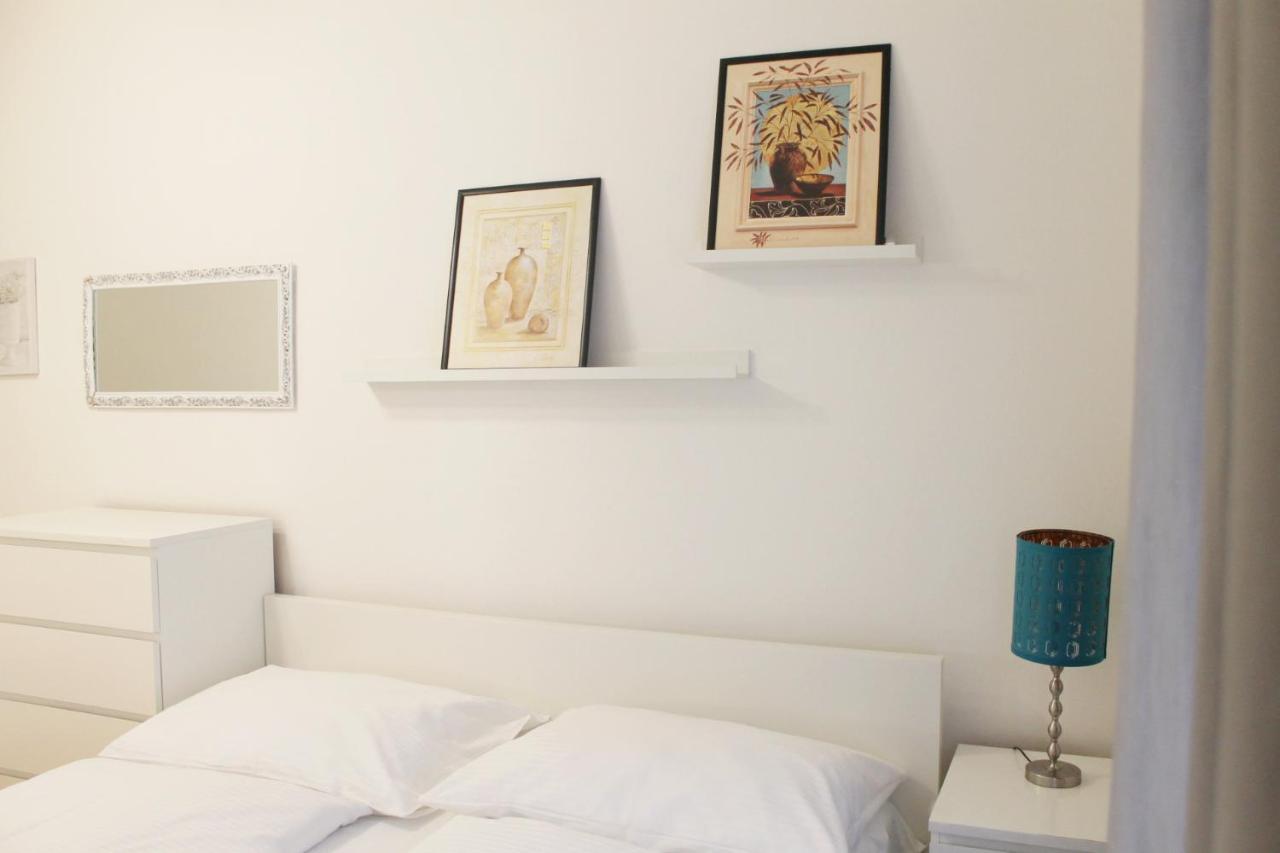 Modern Apartment Ve Smeckach 28 Прага Екстериор снимка