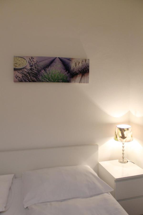 Modern Apartment Ve Smeckach 28 Прага Екстериор снимка
