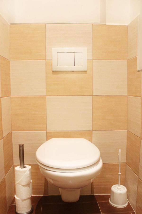 Modern Apartment Ve Smeckach 28 Прага Екстериор снимка